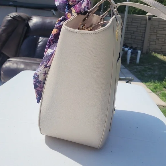 NWT BETSEY JOHNSON BEIGE LARGE TOTE - Picture 4 of 8